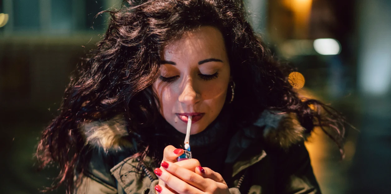 female news anchors that smoke cigarettes Kate started smoking in Grade 8. Sneaking cigarettes between classes was  pretty normal at her Kitsilano High School. But as time went on we all  began to learn about the negative health